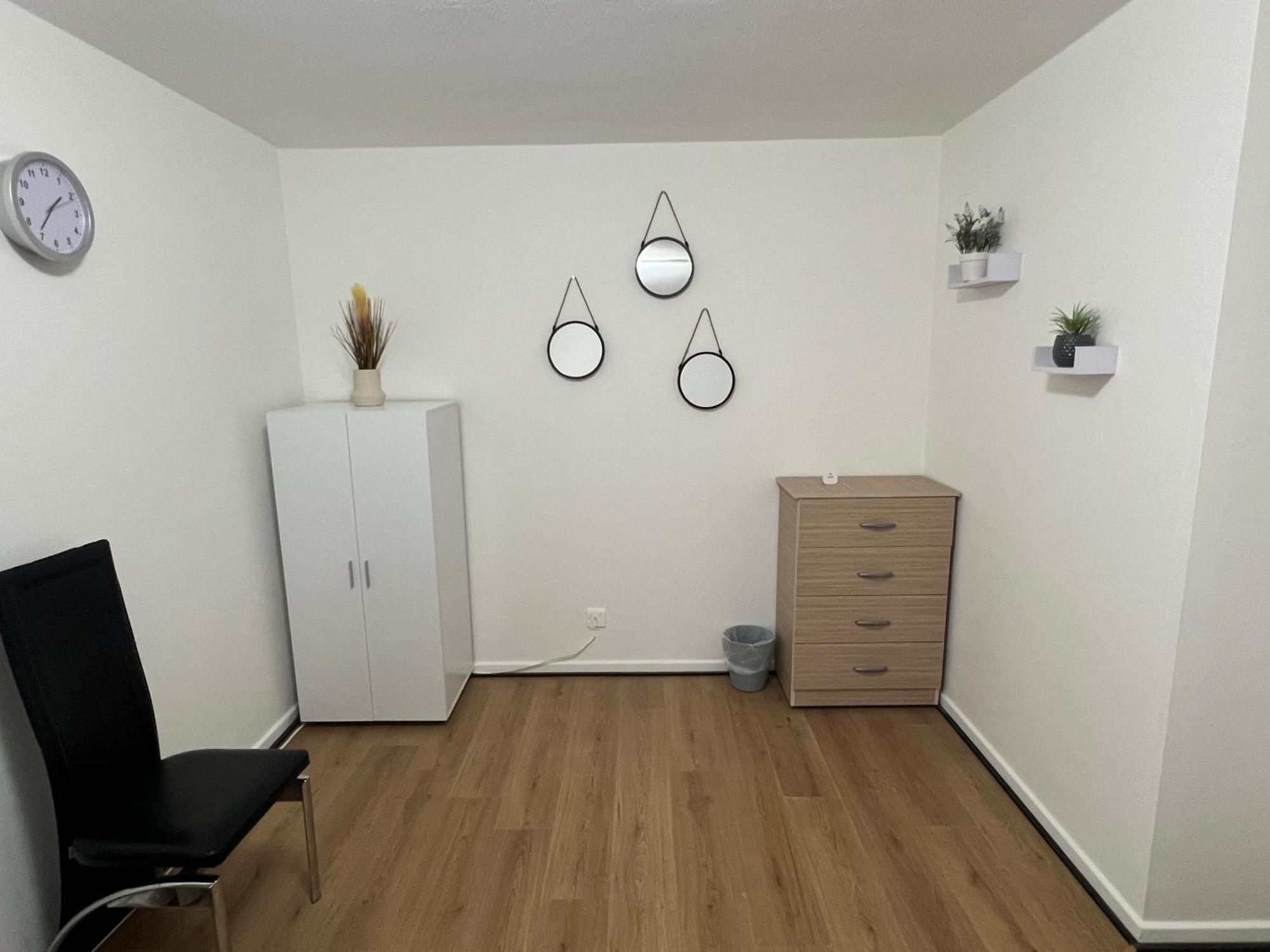 Spacious For Rent 10 Min From Tower Bridge * Londen